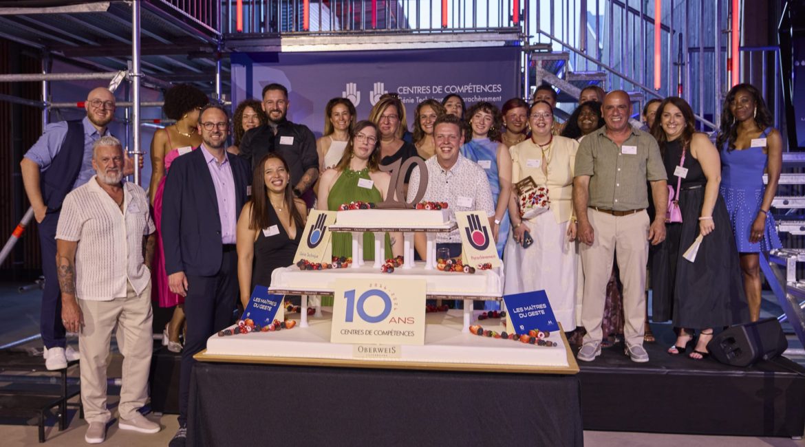 Gâteau et équipe des Centres de Compétences